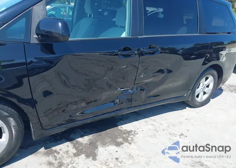 2019 Toyota Sienna Le 8 Passenger z USA, uszkodzony, nr VIN 5TDKZ3DC0KS973786